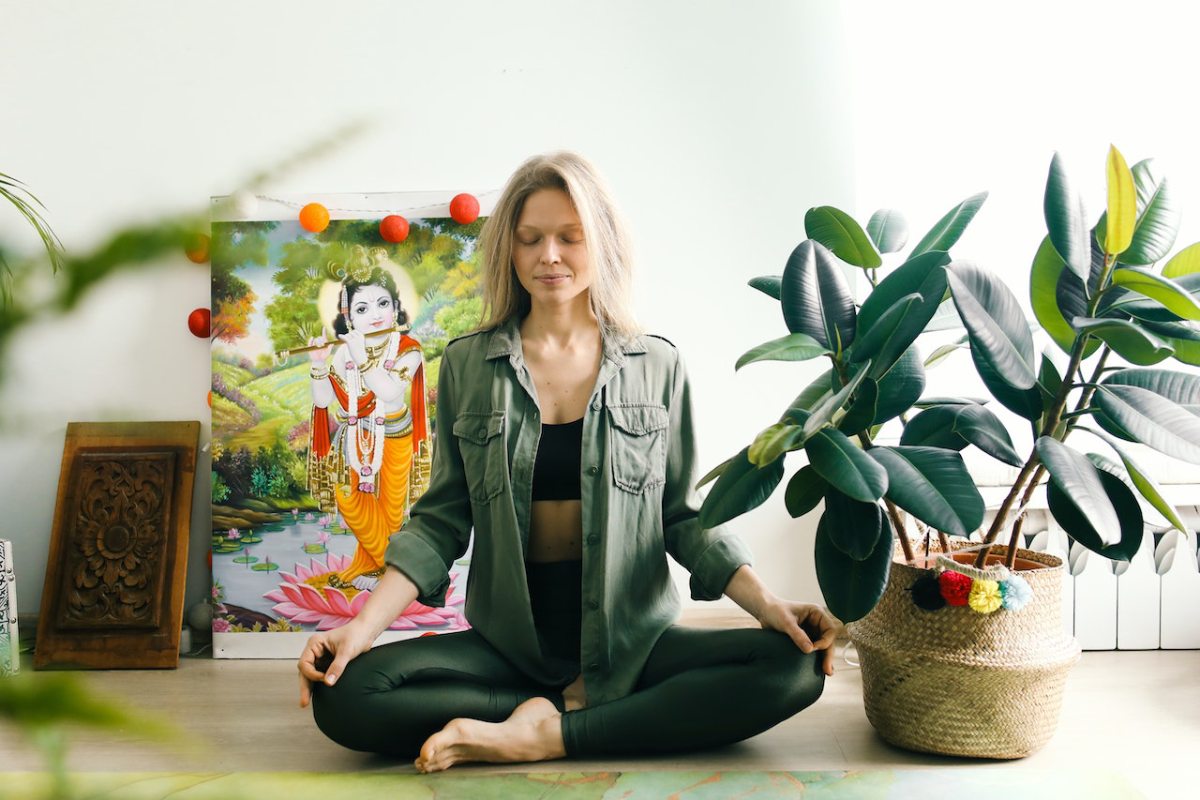 How to Meditate in a small apartment (Photo by Polina Tankilevitch_